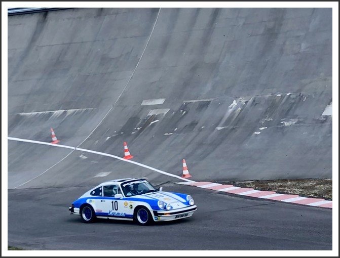 C 'est au pied que l'on se rend compte du mur impressionnant que représente ce virage relevé à 28°